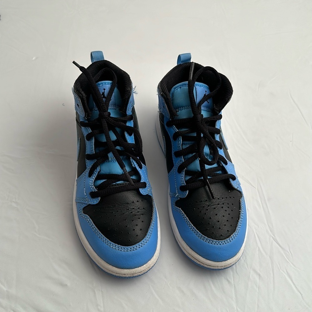 Nike Air Jordan 1 GS University Blue and Black basketball sneakers